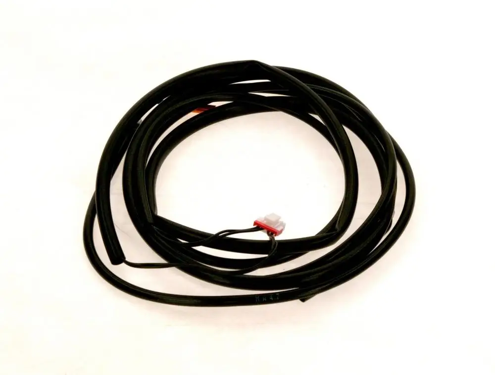 Schwarzes Kabel mit Stecker, möglicherweise von Bosch, das für Temperaturfühler oder ähnliche Anwendungen genutzt wird.